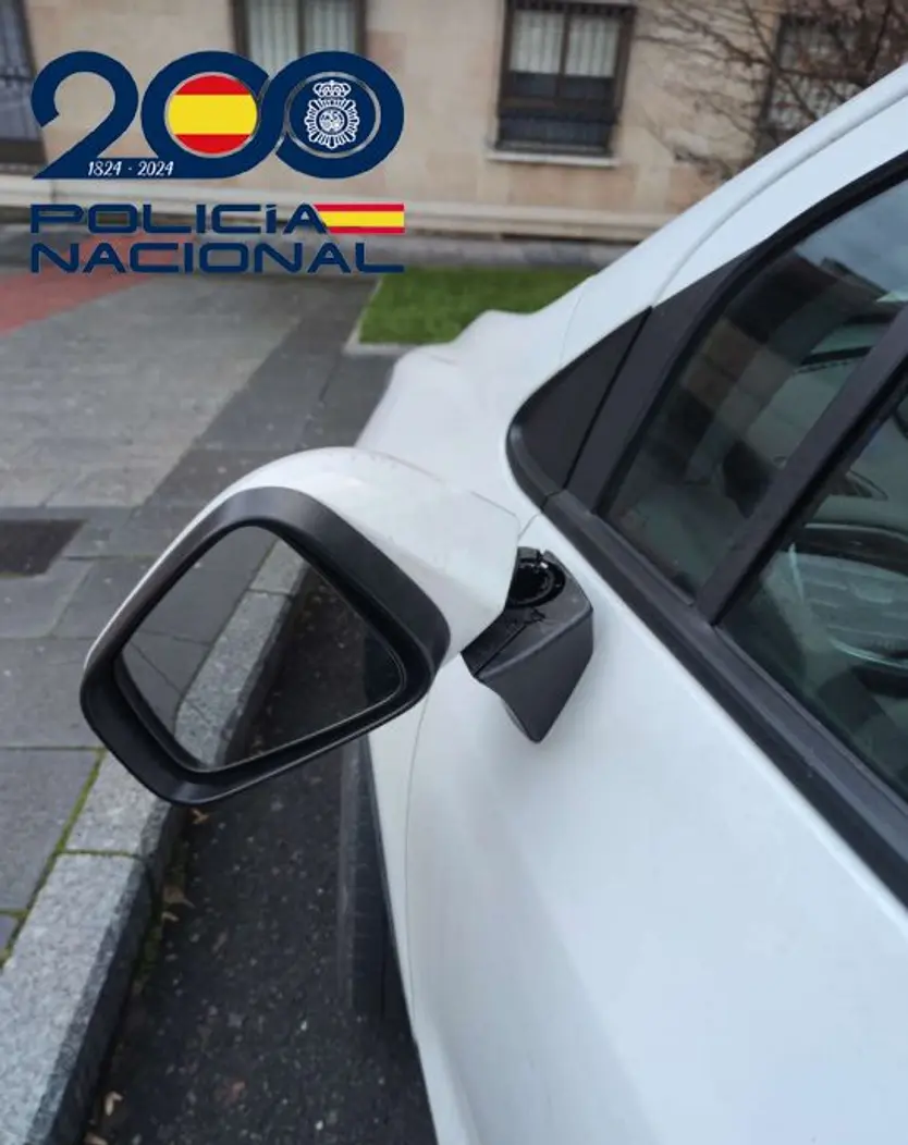 Foto del espejo retrovisor del vehículo de la víctima