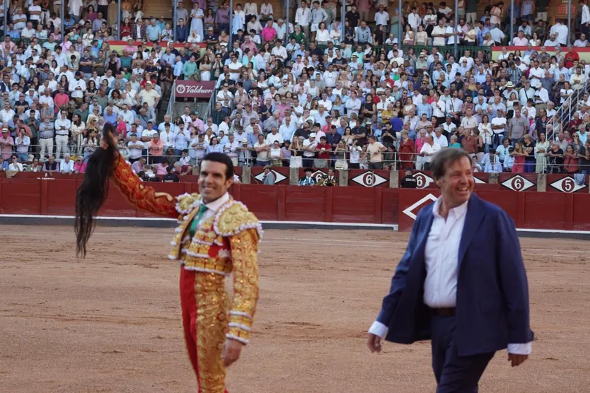 Emilio de Justo con Justo Hernández tras el indulto de
