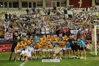 Los jugadores de Unionistas festejan la victoria junto a los aficionados en Las Gaunas | FOTO UNIONISTAS CF
