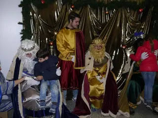 Los Reyes Magos escuchan las ilusiones de los más pequeños