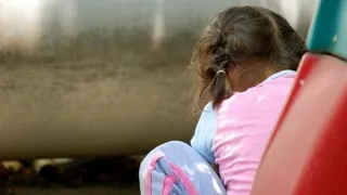 Niña de espaldas