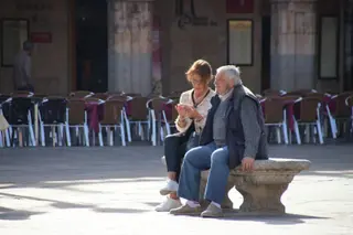 Gente paseando por el centro de Salamanca