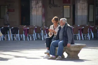 Gente paseando por el centro de Salamanca