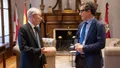 Juan Manuel Corchado mantiene una reunión de trabajo con el rector de la Universidad católica, Alonso Quintanilla