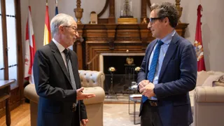Juan Manuel Corchado mantiene una reunión de trabajo con el rector de la Universidad católica, Alonso Quintanilla