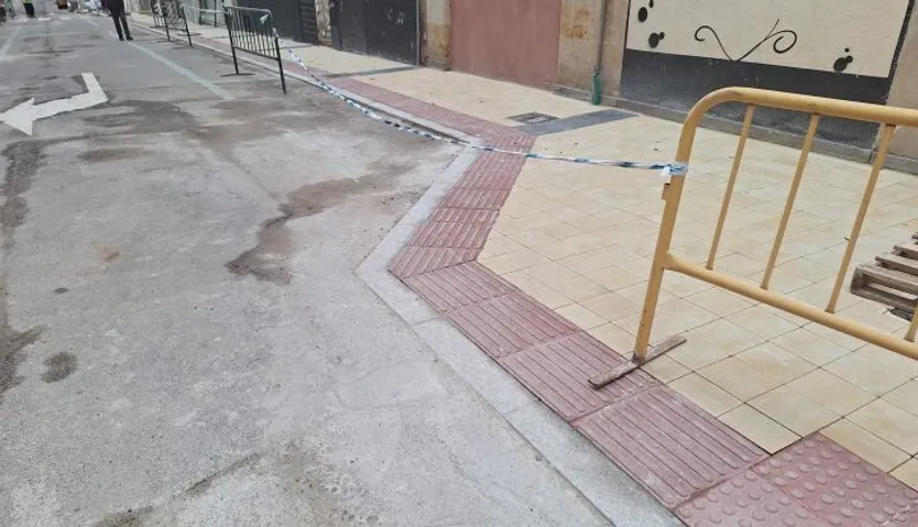 Obras de ensanchamiento del acerado en la calle Pinzones