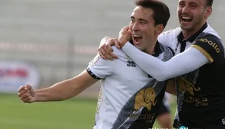 Rojo celebra su gol ante el Compostela con Carmona.