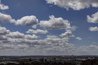 Vista del cielo de Madrid, una vez que el desconfinamiento durante la desescalada instaurada por el Gobierno a causa del coronavirus ha provocado un aumento del tráfico de vehículos de combustión.