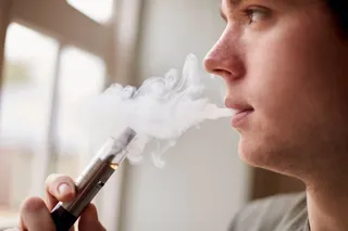 Un joven fumando con su cigarrillo electrónico. EP