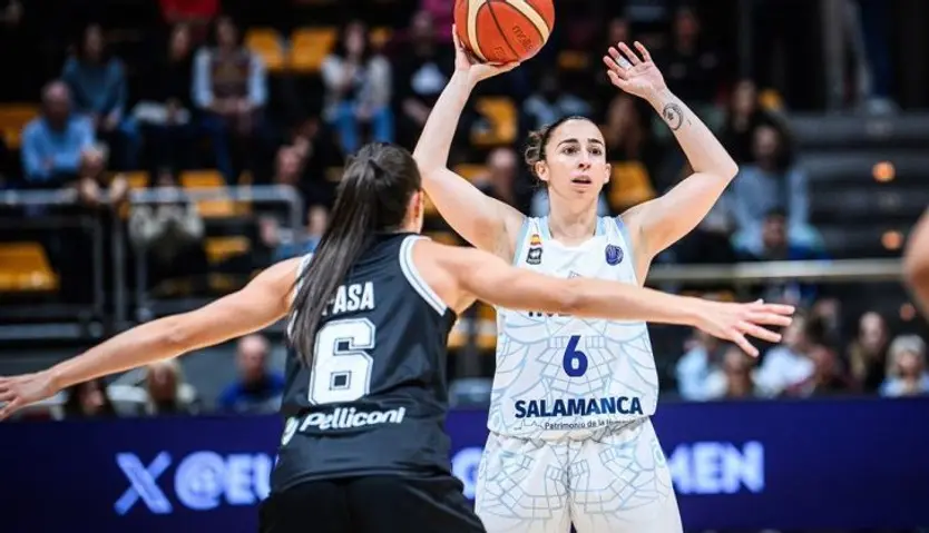 Silvia Domínguez busca una línea de pase ante la Virtus | FOTO EUROLEAGUE WOMEN