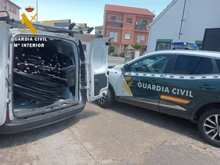 Un vehículo de la Guardia Civil junto a cobre