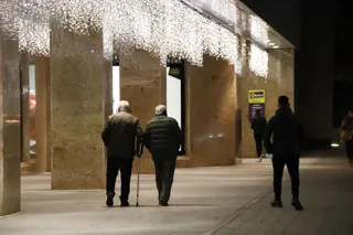 Gente paseando por la noche en invierno | Foto Andrea M