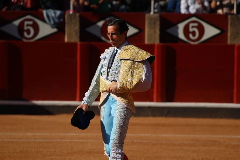 Juan Ortega desmonterado en su presentación como matador de toros en La Glorieta