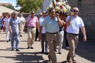 Una procesión en La Vellés. ARCHIVO