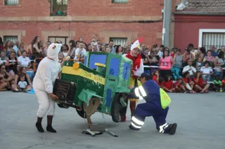 Desfile de peñas y carrozas en Calvarrasa de Abajo