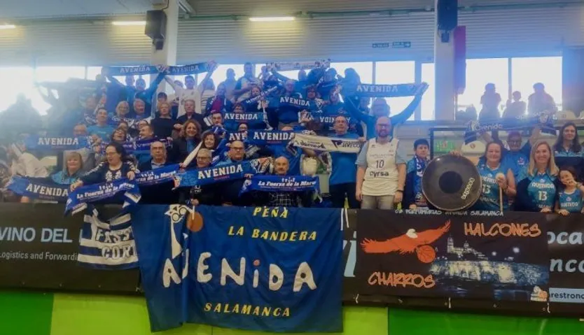 Aficionados de Perfumerías Avenida en Vigo | FOTO CB AVENIDA
