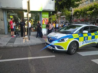 Un hombre se rocía con gasolina en la avenida Mirat