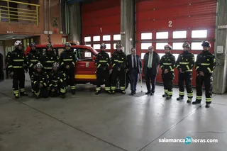 Bomberos coche presentación traje (1)