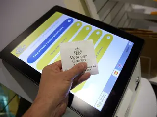 Una persona con un ticket de voto por correo en una oficina de Correos / Jesús Hellín - Europa Press