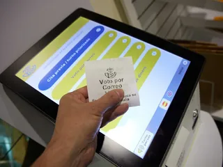 Una persona con un ticket de voto por correo en una oficina de Correos / Jesús Hellín - Europa Press