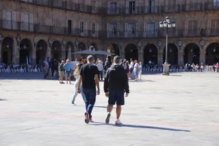 Gente por las calles de Salamanca en verano