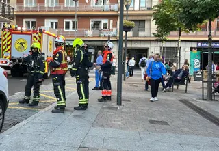 Bomberos en la plaza de Gabriel y Galán por la aparición de humo en el patio de un edificio