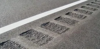 Guías sonoras longitudinales para evitar salidas de vía e invasiones de carril