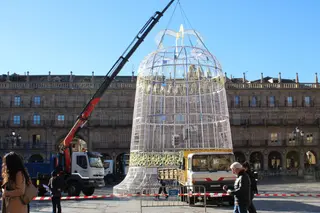 Instalación de la campana de la Plaza Mayor tras el Fin de Año Universitario. FOTO S24H (3)