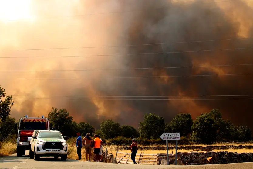 Un grupo de personas mira el incendio cerca de Fornillos