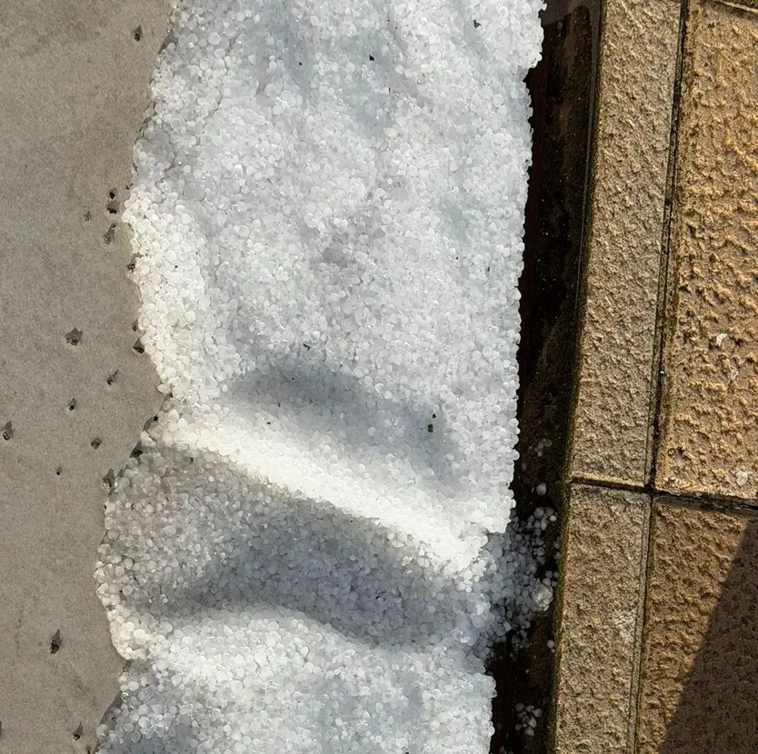 Granizo en Villamayor durante la tarde de este sábado 9 de mayo