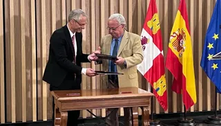 Firma del contrato para el préstamo en comodato del legado de Carmen Martín Gaite