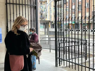 Gente a las puertas de los Centros de Salud en Salamanca con la mascarilla, tras su uso obligatorio desde este miércoles. Fotos S24H