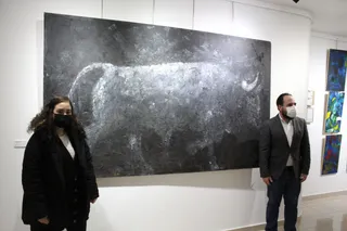 Daniel Llanos junto a la autora