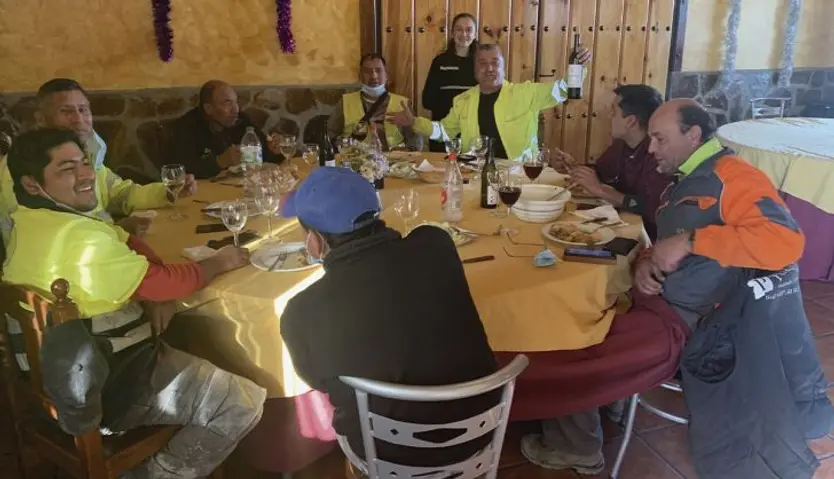Isabel López, propietaria de Bar Cielito lindo de Mancera atendiendo a sus clientes
