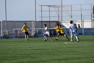 Un momento del partido reanudado entre el CD Peñaranda y el CD Mojados.