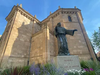 Estatua de San Juan de Sahagún en Salamanca