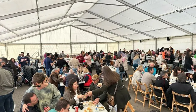 Villamayor celebra por sus Quintos una comida solidaria al son de la charanga