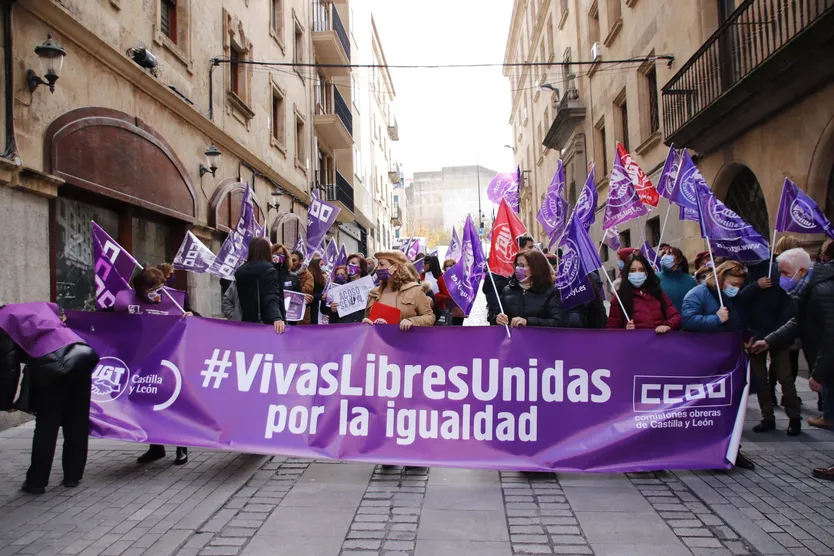 Concentración de repulsa contra la violencia de género frente a los sindicatos de UGT y CCOO en Salamanca.