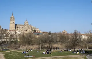 Jóvenes reunidos respetando la distancia de seguridad este fin de semana en Salamanca. | FOTO: ICAL