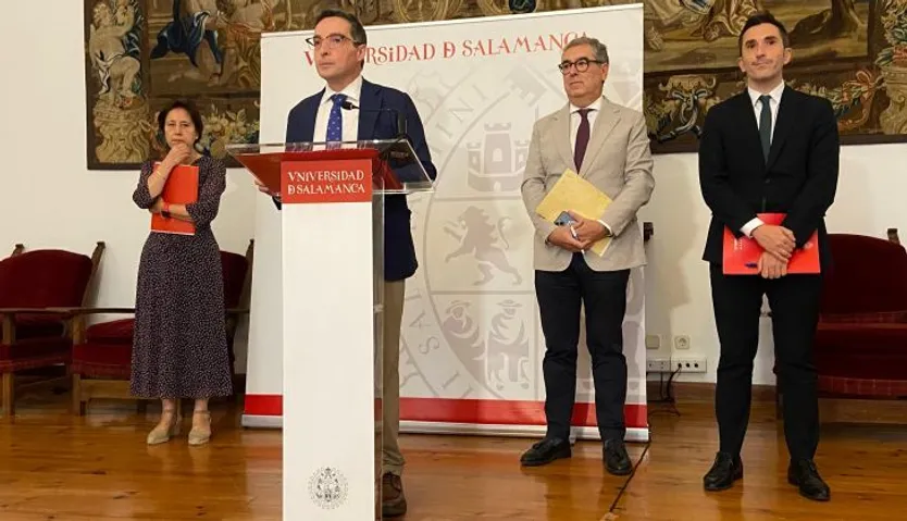 Juan Manuel Corchado, rector de la Universidad de Salamanca, junto a su equipo