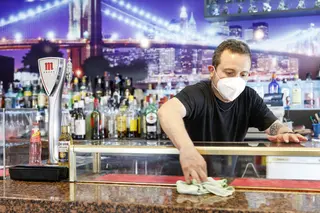Un camarero limpiando una barra de bar
