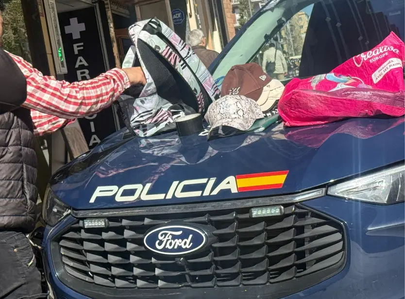 Registro de las pertenencias del detenido en la puerta Zamora