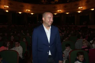 El concejal de educación Luis Sánchez visita la actividad "Los escolares van al teatro"