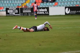 Mancebo se lamenta en el suelo ante el Real Ávila | FOTO MATEO G. J.