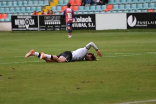 Mancebo se lamenta en el suelo ante el Real Ávila | FOTO MATEO G. J.