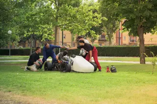 Algunos de los integrantes, alumnos de la USAL, que han participado en la construcción del monoplaza eléctrico para la competición 'Formula Student Spain' | Imágenes: Héctor Vidal Blanco