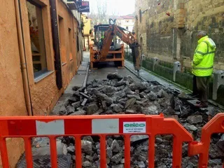 La piqueta inicia la reforma de la Plaza del Grano de León casi seis años después