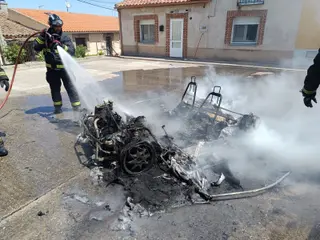 Arde un vehículo en el centro de Ledesma (1)