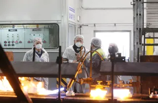 Alfonso Fernández Mañueco en su visita a una fábrica de envases de vidrio en Segovia | Agencia ICAL