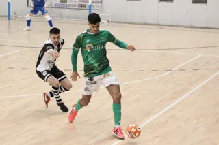 Sergio Barbero, ante Yayo en el derbi | FOTO SALAMANCA24HORAS.COM